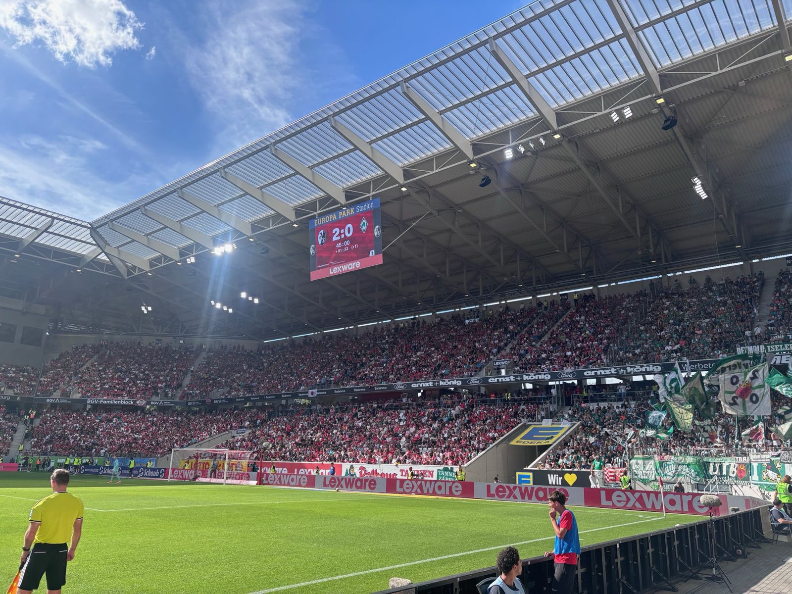 Anzeigetafel im Europa-Park Stadion zeigt zur Halbzeit 2:0 für Freiburg gegen Werder Bremen.