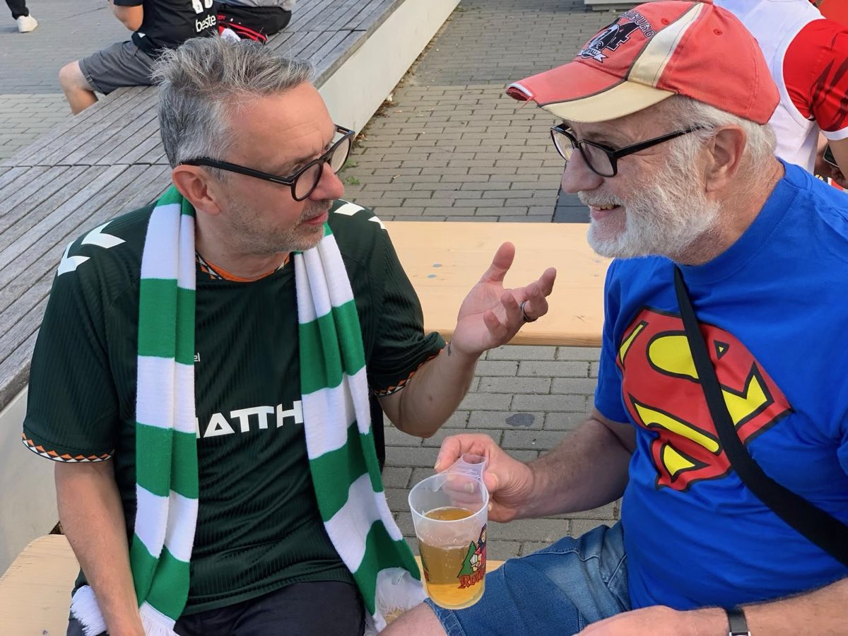 Matthias im Gespräch mit -BOMBER- auf einer Bank im ZäpfleGarten nach dem Spiel.