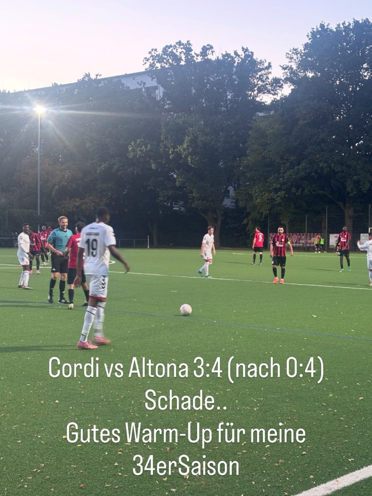 Oberliga-Spiel Concordia Hamburg gegen Altona 93 unter Flutlicht, eingeblendet der Endstand 3:4.