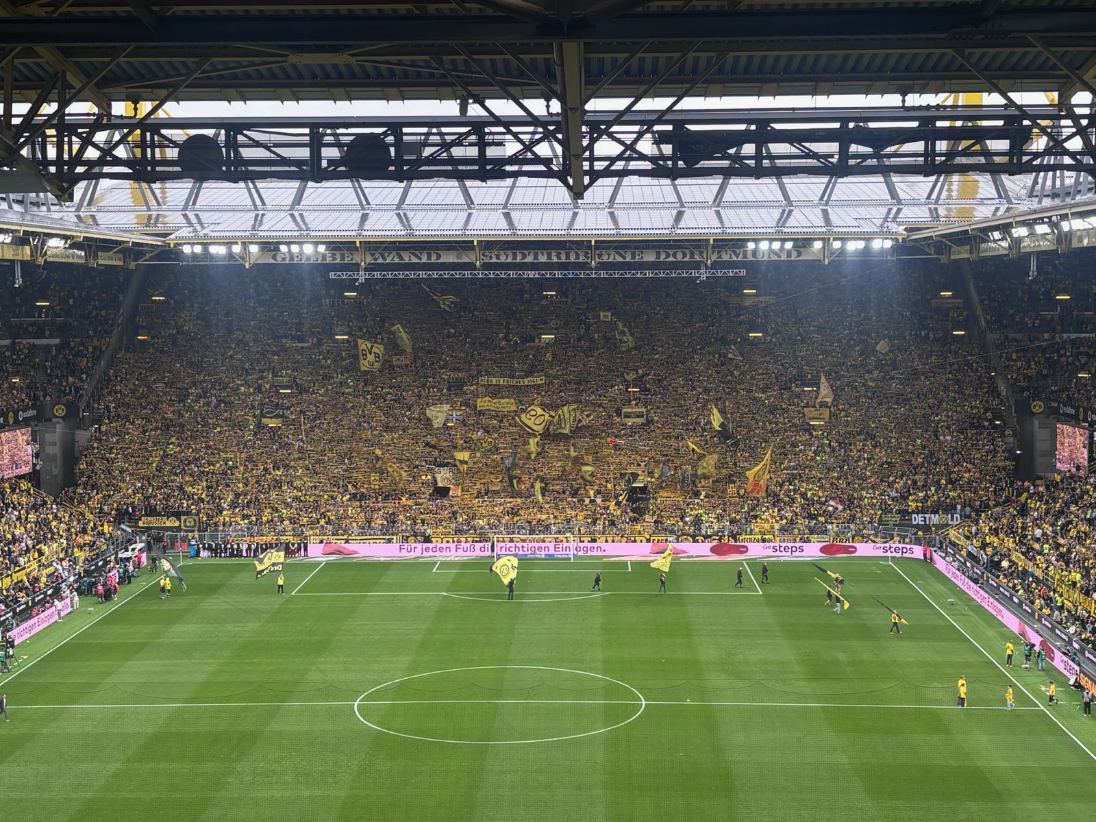 Die Gelbe Wand im Signal Iduna Park in voller Choreo vor dem Spiel Borussia Dortmund gegen Hamburger SV.