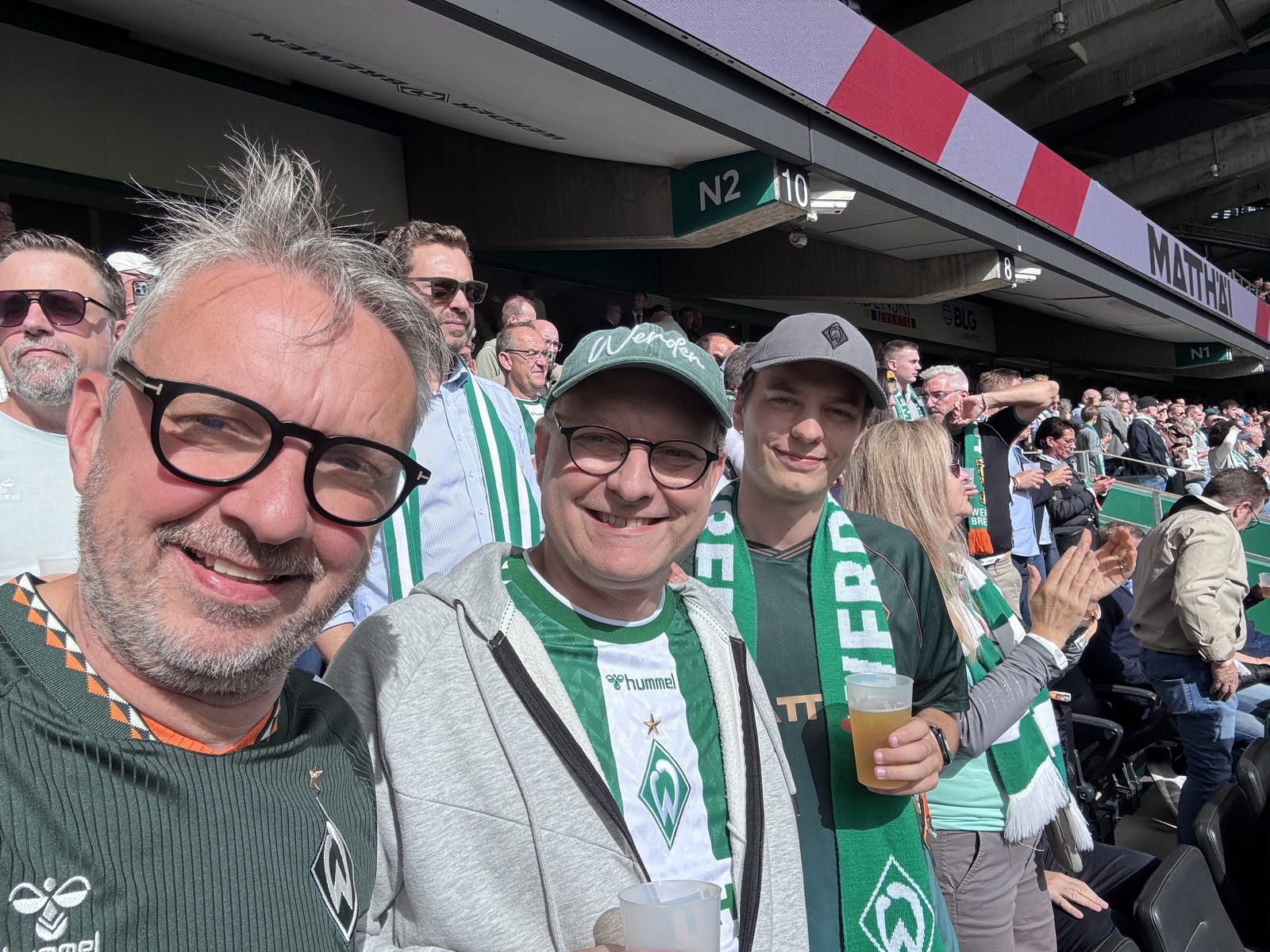 Matthias Seidel mit seinem Bruder Thomas und seinem Neffen Jonathan auf den Plätzen im Business-Bereich des Weserstadions.
