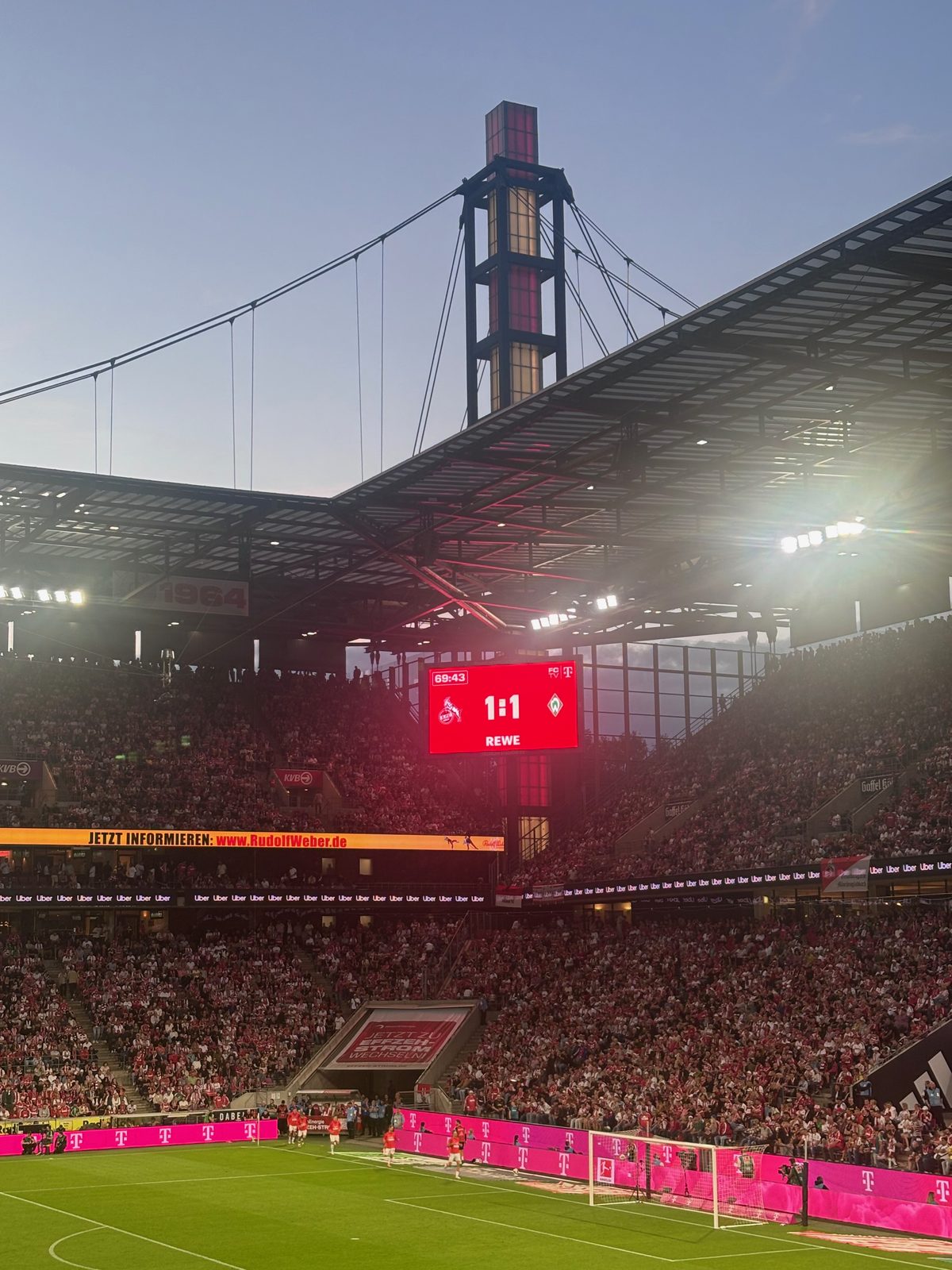 Die Anzeigetafel im RheinEnergieStadion zeigt in der 69. Minute den Zwischenstand 1:1 zwischen dem 1. FC Köln und Werder Bremen.