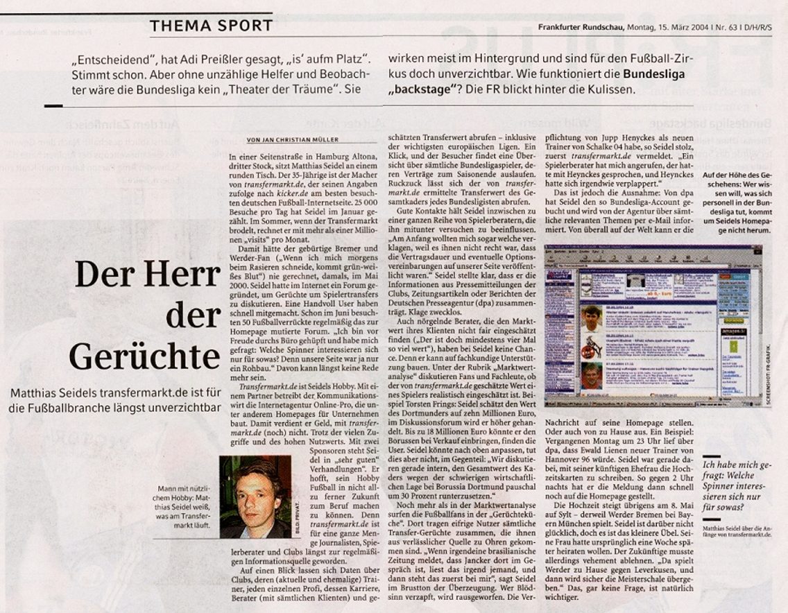 Zeitungsseite „Thema Sport“ der Frankfurter Rundschau vom 15. März 2004 mit der Überschrift „Der Herr der Gerüchte“ und der Unterzeile „Matthias Seidels transfermarkt.de ist für die Fußballbranche längst unverzichtbar“, mit einem Porträtfoto des jungen Matthias und einem Bildschirmfoto der damaligen Website.