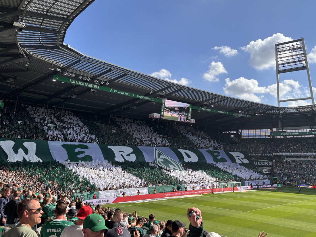 Werder-Fans im Weserstadion mit grün-weißer Kartenchoreografie „WERDER